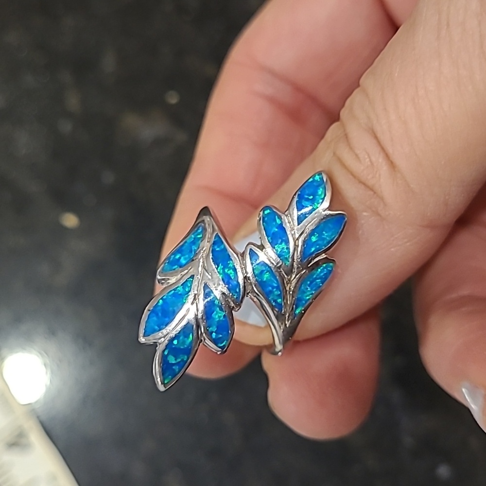Women's ring with fire opal look leaf detailing